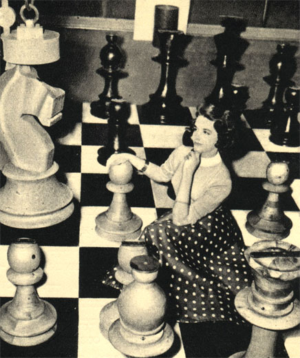 На выставке автоматизированного оборудования в Лондоне в 1956 году демонстрировался пятитонный кран с электромагнитом, точно выполнявший ряд очередных операций по заранее сделанной записи. Например, кран повторял ходы предварительно записанной шахматной партии, перенося с места на место большие деревянные шахматные фигуры с металлической насадкой сверху