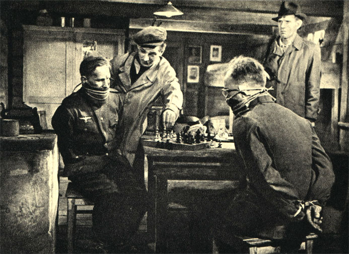 'Щах и мат - Гитлер капут!' Сцена из польского фильма 'За вами пойдут другие' (1949 г.)