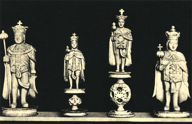 В китайских шахматах, изготовлявшихся на экспорт для Англии, фигура короля обычно походила на какого-либо из Георгов, английских королей. Вот четыре шахматных короля (от Георга I до Георга IV) из собрания А. Хаммонда
