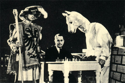 Капабланка играет в 'живые шахматы' в берлинском парке (1930 г.). Герольд передает фигурам ходы