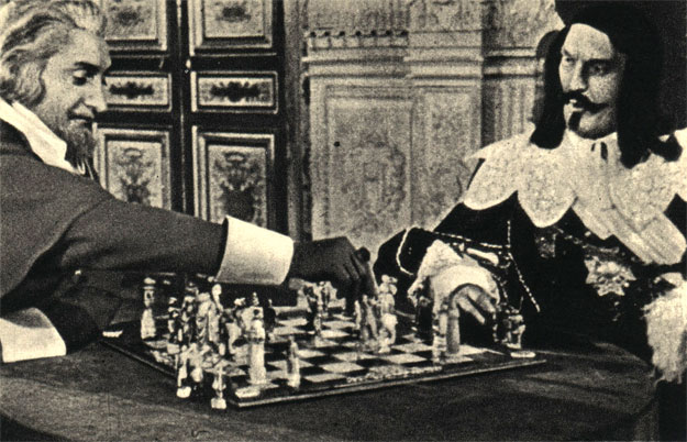 Кардинал Ришелье играет в шахматы с Атосом. Кадр из французского фильма 'Три мушкетера' (1952 г.)