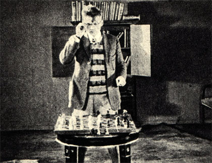 Кадры из советской короткометражной кинокомедии 'Шахматная горячка', поставленной в 1925 году Всеволодом Пудовкиным и Н. Шпиковским. Действие этого фильма-гротеска, высмеивающего шахматную манию, происходит на фоне международного шахматного турнира, который в действительности происходил в это время в Москве. В роли главного героя - В. Фогель