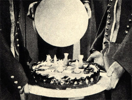 Кадры из советской короткометражной кинокомедии 'Шахматная горячка', поставленной в 1925 году Всеволодом Пудовкиным и Н. Шпиковским. Действие этого фильма-гротеска, высмеивающего шахматную манию, происходит на фоне международного шахматного турнира, который в действительности происходил в это время в Москве. В роли главного героя - В. Фогель