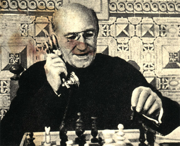 В испанском фильме 'Калабуч' (1956 г.) священник играет в шахматы со смотрителем маяка по телефону