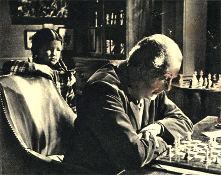 В английском фильме 'Манди' дедушка маленькой героини - завзятый шахматист, играющий на расстоянии с помощью писем. Он ежедневно получает множество открыток с записями ходов