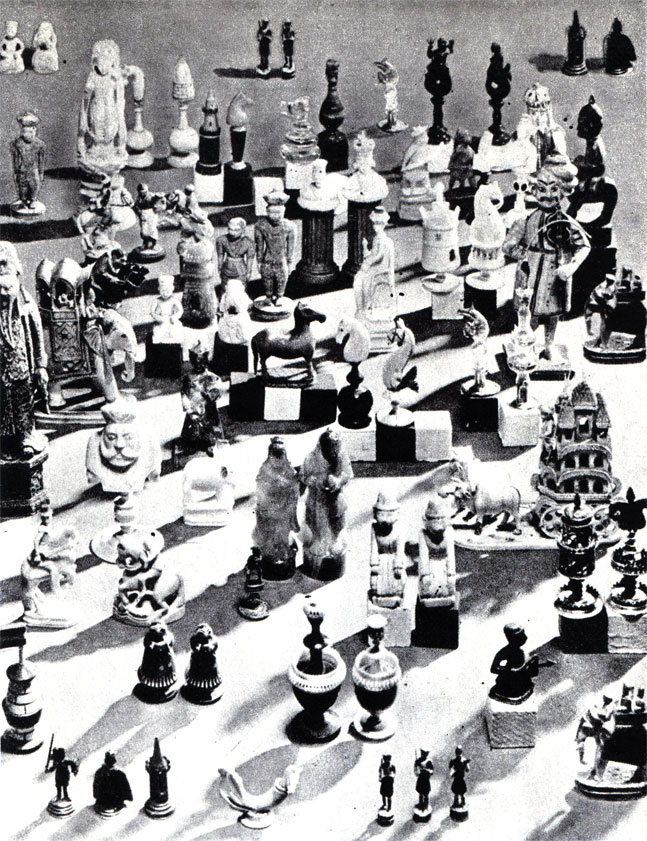 В собрании парижского коллекционера Жана Монури имеются оригинальные комплекты шахмат почти из 60 стран, выполненные в самом различном материале и представляющие разные эпохи на протяжении шестисот лет