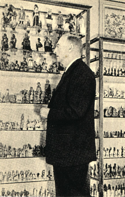 Парижский коллекционер Жан Монури у своих витрин с комплектами экзотических шахмат