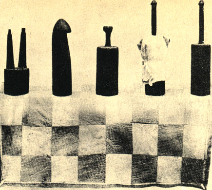 Шахматная доска из козьей шкуры и деревянные шахматные фигуры, современное изделие. Нигерия