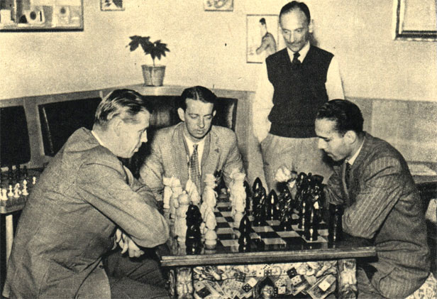 В маленьком салоне шахматного магазина в Праге можно сыграть партию в шахматы оригинальными фигурами, выточенными из дерева, на столике, украшенном орнаментом с мотивами шахмат, карт и домино