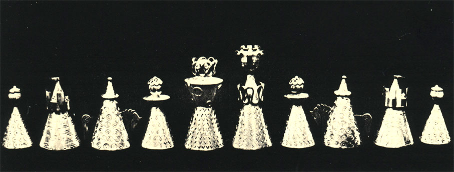 Шахматы, выкованные ручным способом из серебра, с национальным орнаментом. Изделие артели художников ОРНО в Варшаве по проекту Марты Обидзинской