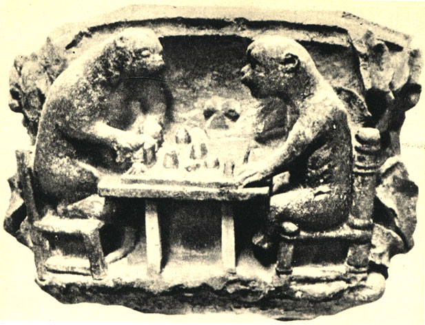 Капитель собора в Наумбурге (ФРГ), со скульптурами обезьян, играющих в шахматы, единственный в своем роде памятник сакрального искусства. Работа неизвестного художника XIII в.