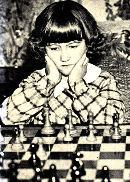 При таком сосредоточенной выражении лица человек, даже если ему 11 лет, выглядит совсем зрелым шахматистом