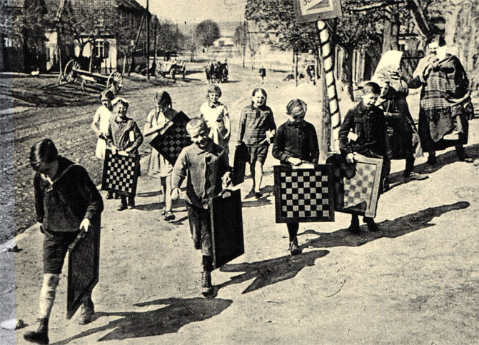 Дети 'шахматной деревни' Штребек ходят в школу с шахматными досками