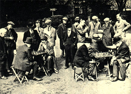 Игроки и болельщики в одном из рабочих районов Лондона. Фотография 1934 года