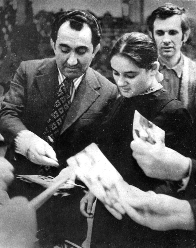 1973 г. Молодость и опыт. Майя Чибурданидзе и Тигран Петросян на матче с югославскими шахматистами