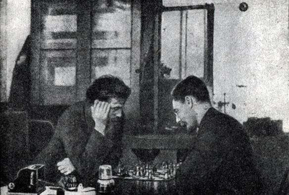 Рис. 2. А. И. Горбов и С. П. Вуколов в часы досуга в лаборатории Д. И. Менделеева
