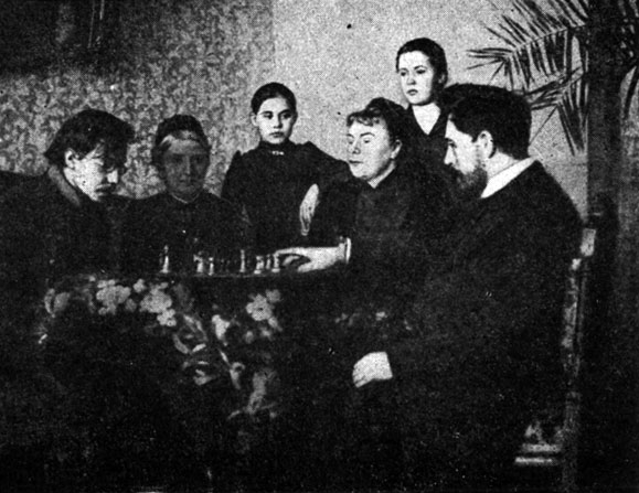 Рис. 4. А. А. Марков в кругу семьи играет в шахматы со своим младшим братом Владимиром. Середина 80-х годов XIX в.